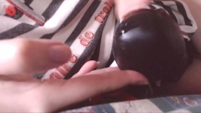 この大きな黒いチンコを口に含む小さな奴隷
